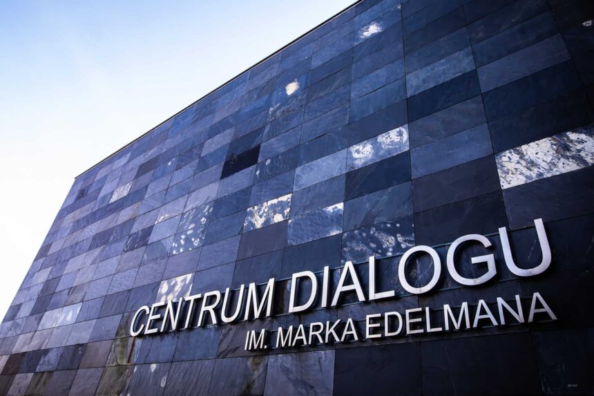 Napis na budynku Centrum Dialogu