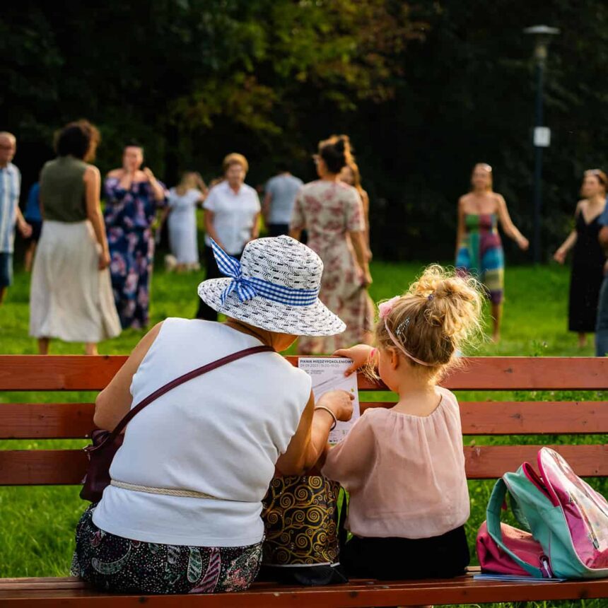 Dziewczynka i seniorka na ławce w parku