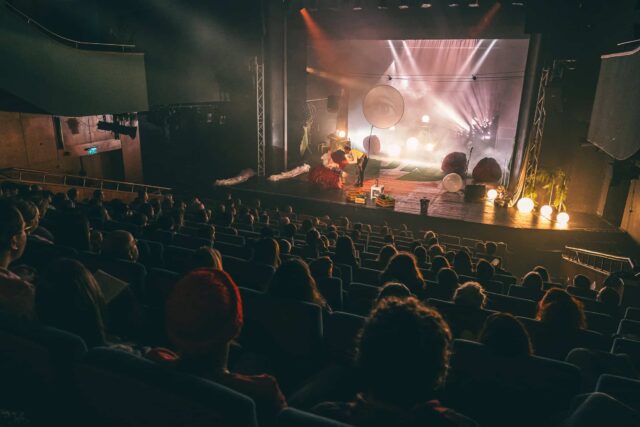 Widownia i scena Teatru Nowego w trakcie spektaklu Wyspa Jadłonomia