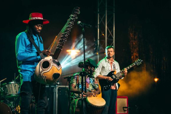 Dwóch muzyków na scenie w czasie koncertu