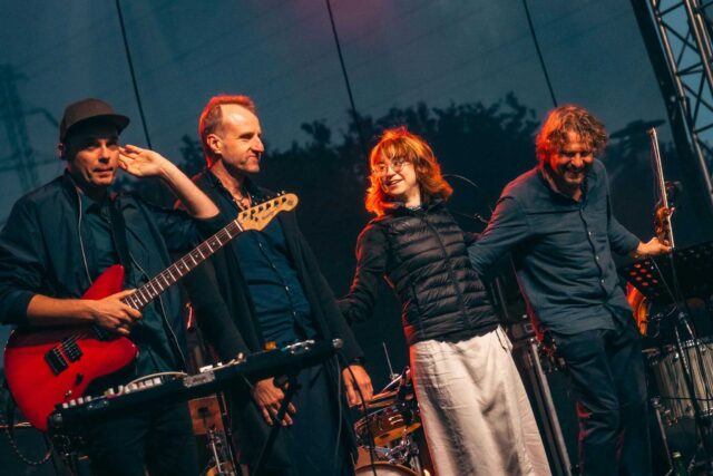 4 muzyków z zespołu Odpoczno na scenie po występie