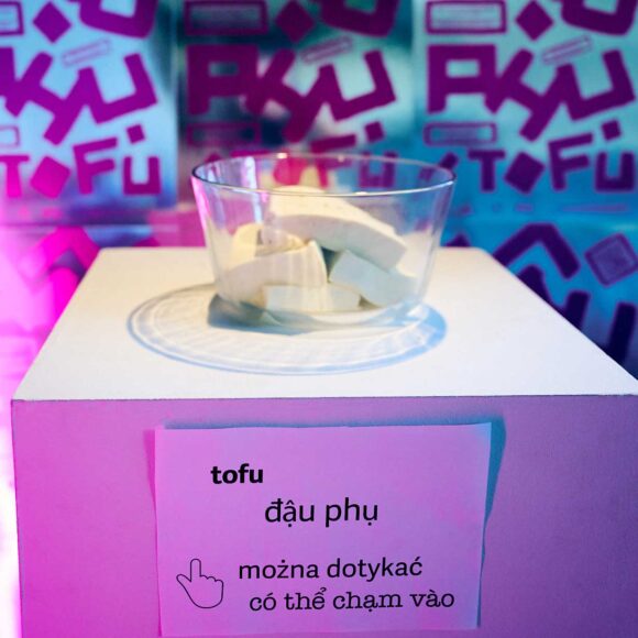 Szklana miska z tofu na białym podeście