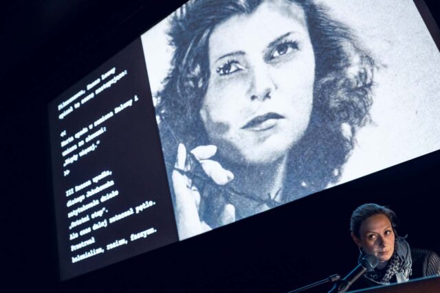 widok na ekran z cz-b prezentacją i zdjęciem kobiety