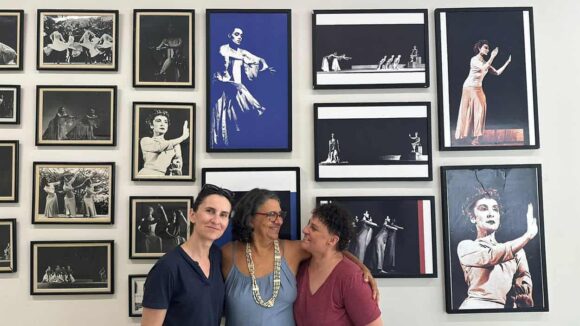 3 kobiety na tle zdjęć na ścianie