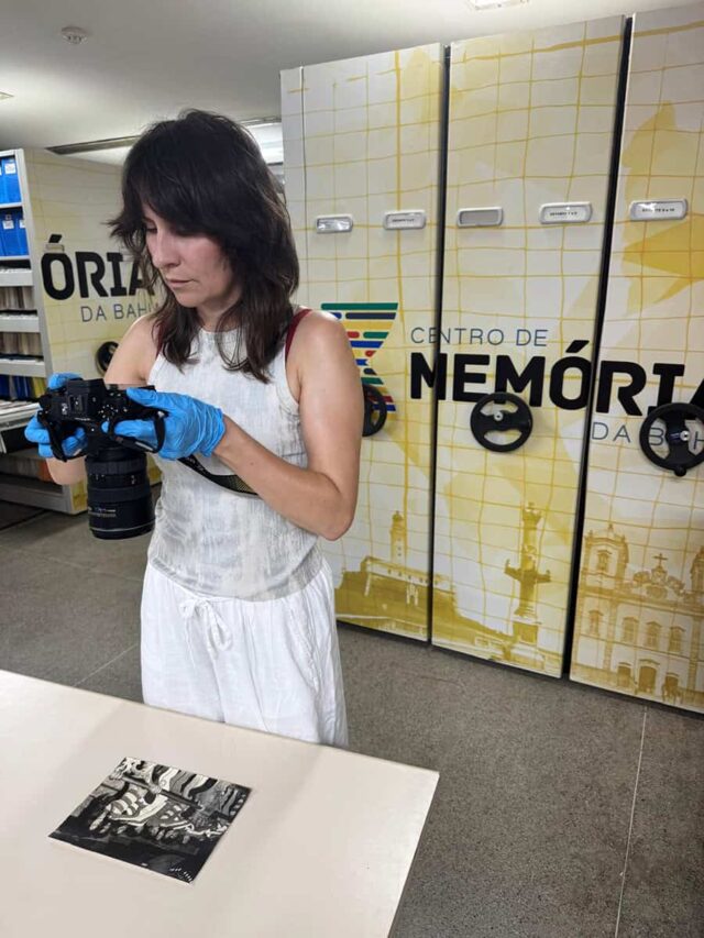 Kobieta robi zdjęcie kartce leżacej na stole