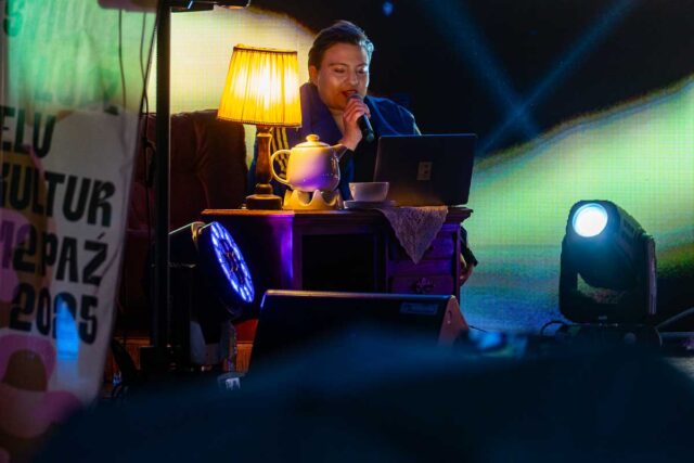 Kobieta siedząca przy stoliku z małą lampką