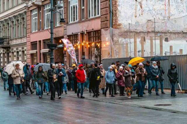 grupa ludzi spacerujących ulicą Piotrkowską