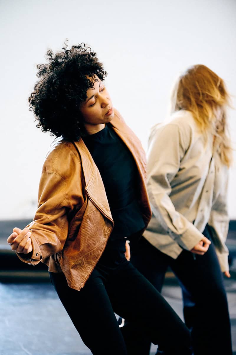 Dwie tańczące kobiety