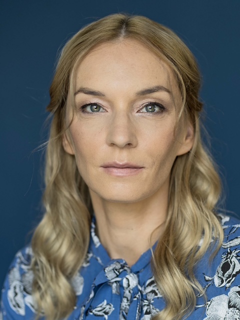 Agnieszka Przepiorska - blondynka w niebieskiej bluzce