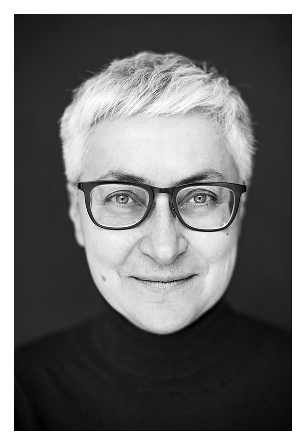 Czarno-białe zdjęcie Weroniki Kostyrko - krótko obcięta kobieta w okularach