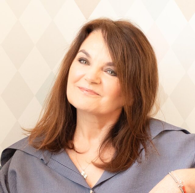 Uśmiechnięta kobieta, na jasnym tle