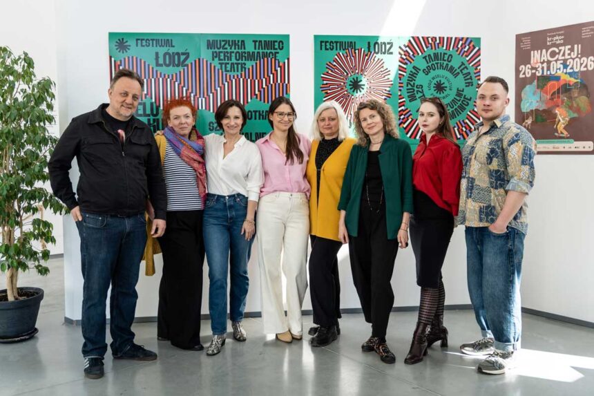 Grupa 6 kobiet i 2 mężczyzn na tle ściany z plakatami Festiwalu