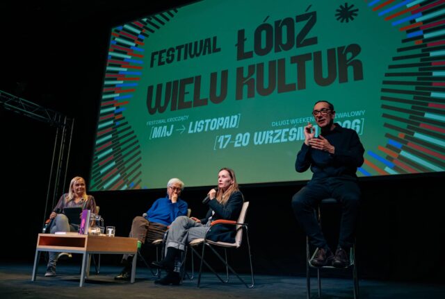 4 osoby na scenie, 3 kobiety i mężczyzna-tłumacz PJM,