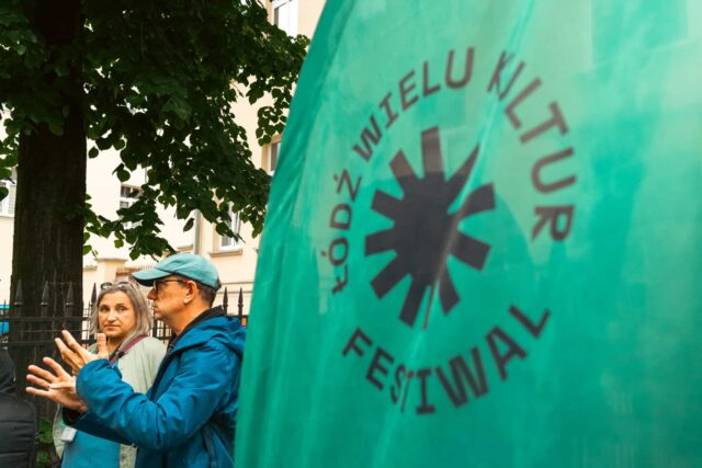 Logo festiwalu na pierwszym planie w tle tłumacz PJM