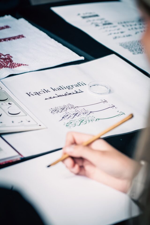 zbliżenie na kartki z arabską kaligrafią