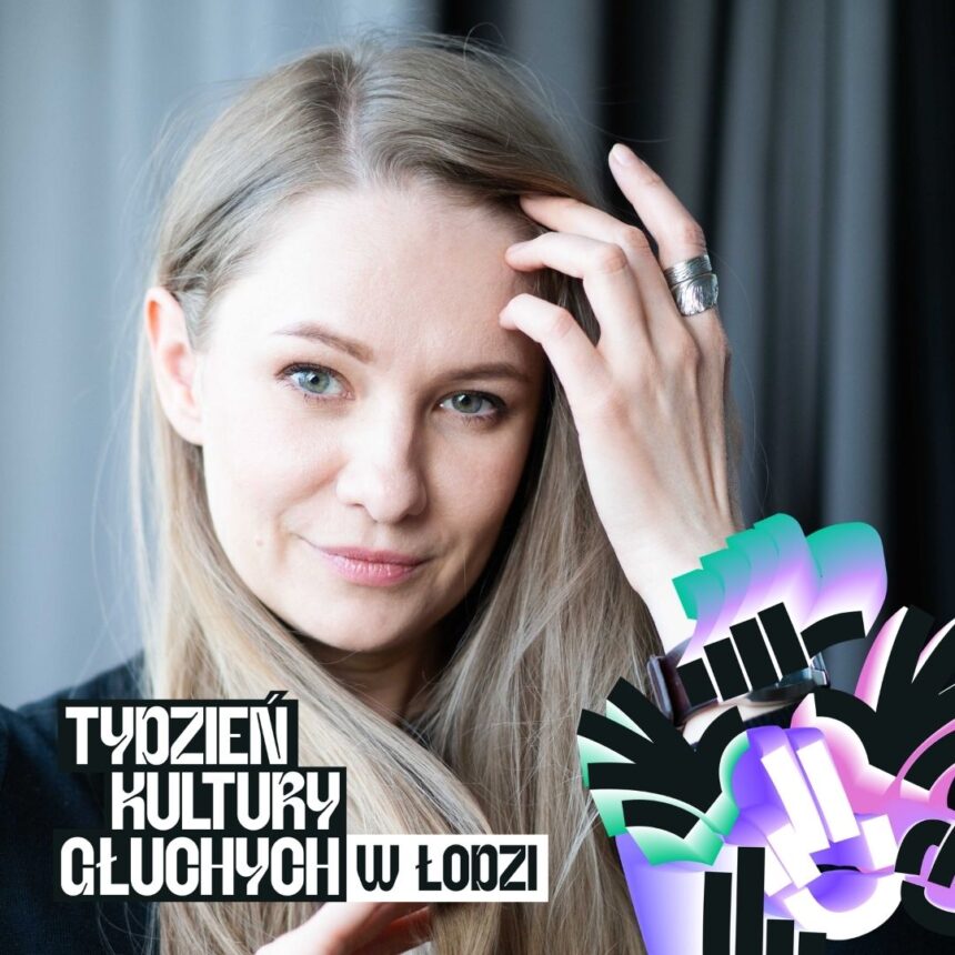 Portret kobiety - długowłosa blondynka, odgarnia włosy dłonią