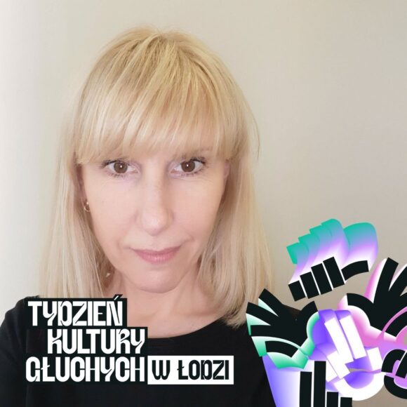 Portret kobiety blondynki w czarnej bluzce na jasnym tle z grafiką Tydzień Kultury Głuchych