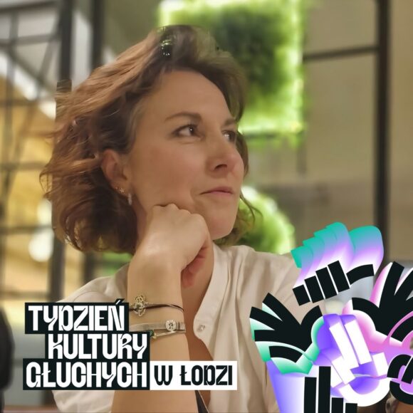 Porter kobiety profilem, w tle nowoczesne wnętrze