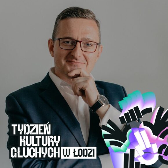 Portret młodego mężczyzny w okularach, białej koszuli i marynarce