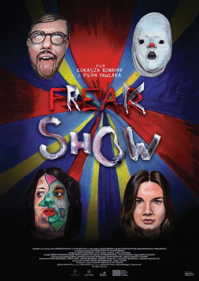 Plakat do filmu Freak Show z głowami 4 postaci na tle cyrkowej chusty
