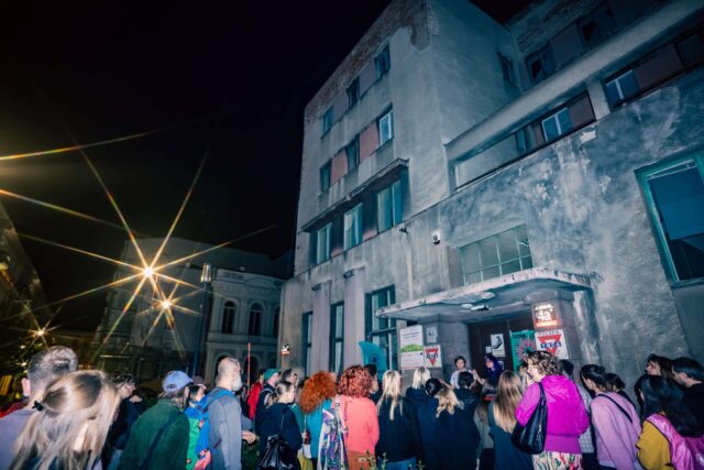 Budynek YMCA, tłum ludzi przed