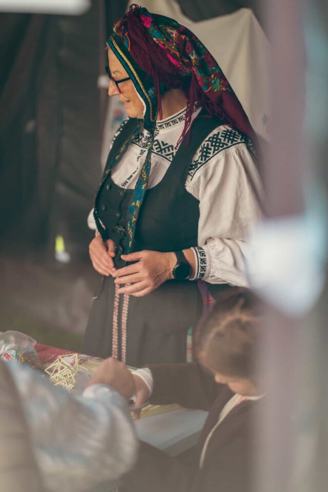 Kobieta w tradycyjnym stroju i chustce na głowie