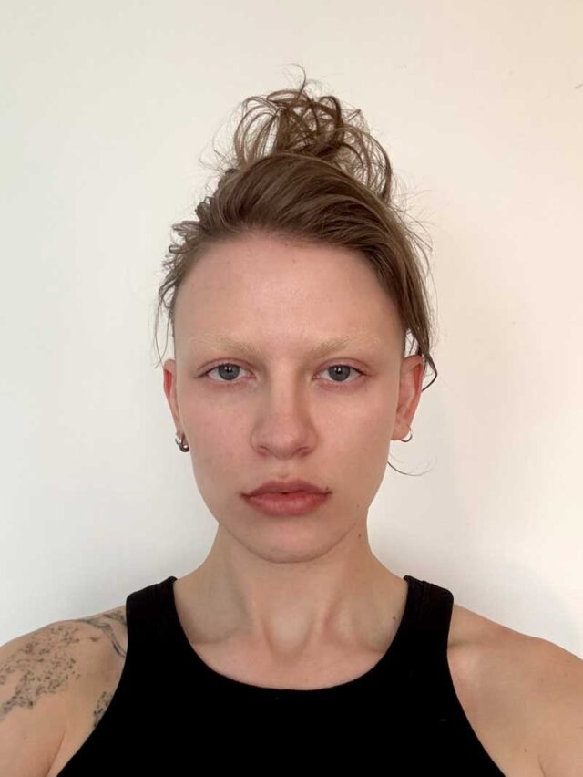Portret młodej kobiety z upiętymi włosami