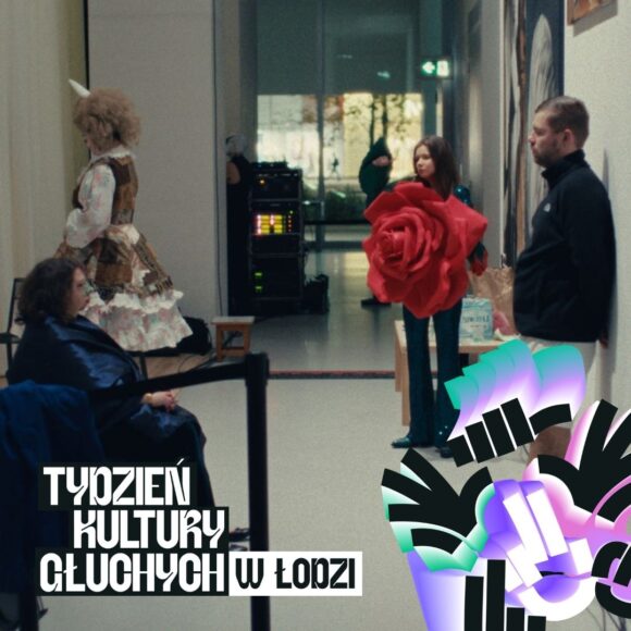 kadr z filmu: 3 postaci stojące i 1 siedząca przy ścianach w holu muzeum