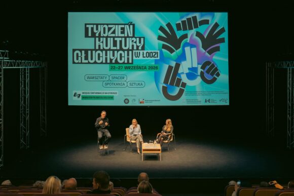 2 osoby na scenie i tłumacz PJM< na ekranie grafika Tygodnia Kultury Głuchych