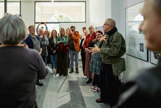 Grupa osób w przestrzeni galerii bałuckiej